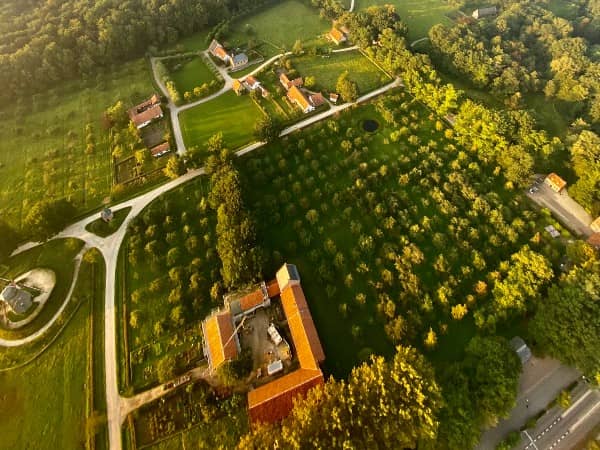 Hier maken we een ballonvaart boven het openluchtmuseum van Bokrijk in de provincie Limburg.