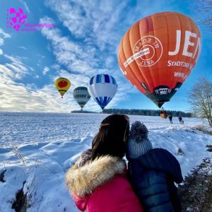 Winter ballonvaart boven de besneeuwde Belgische Ardennen.