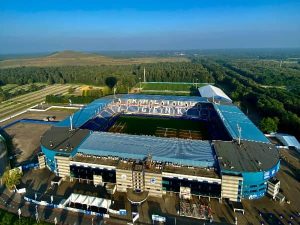 Met de luchtballon tijdens de ballonvaart over het stadium van KRC Genk, dit kan met Filva Ballonvaarten.