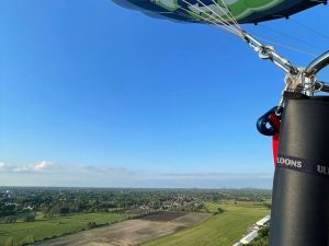 Bij een ballonvlucht in de regio te Hasselt vertrekken wemet Filva Ballonvaarten op het vliegveld van Kiewit.